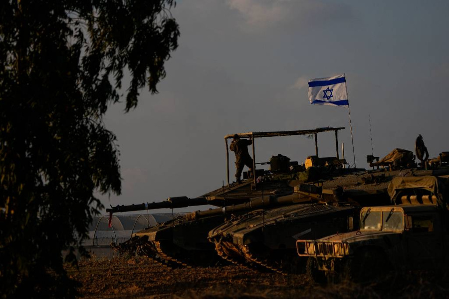 Израильская военная техника на границе с сектором Газа. Обложка © AP / TASS / Ariel Schalit