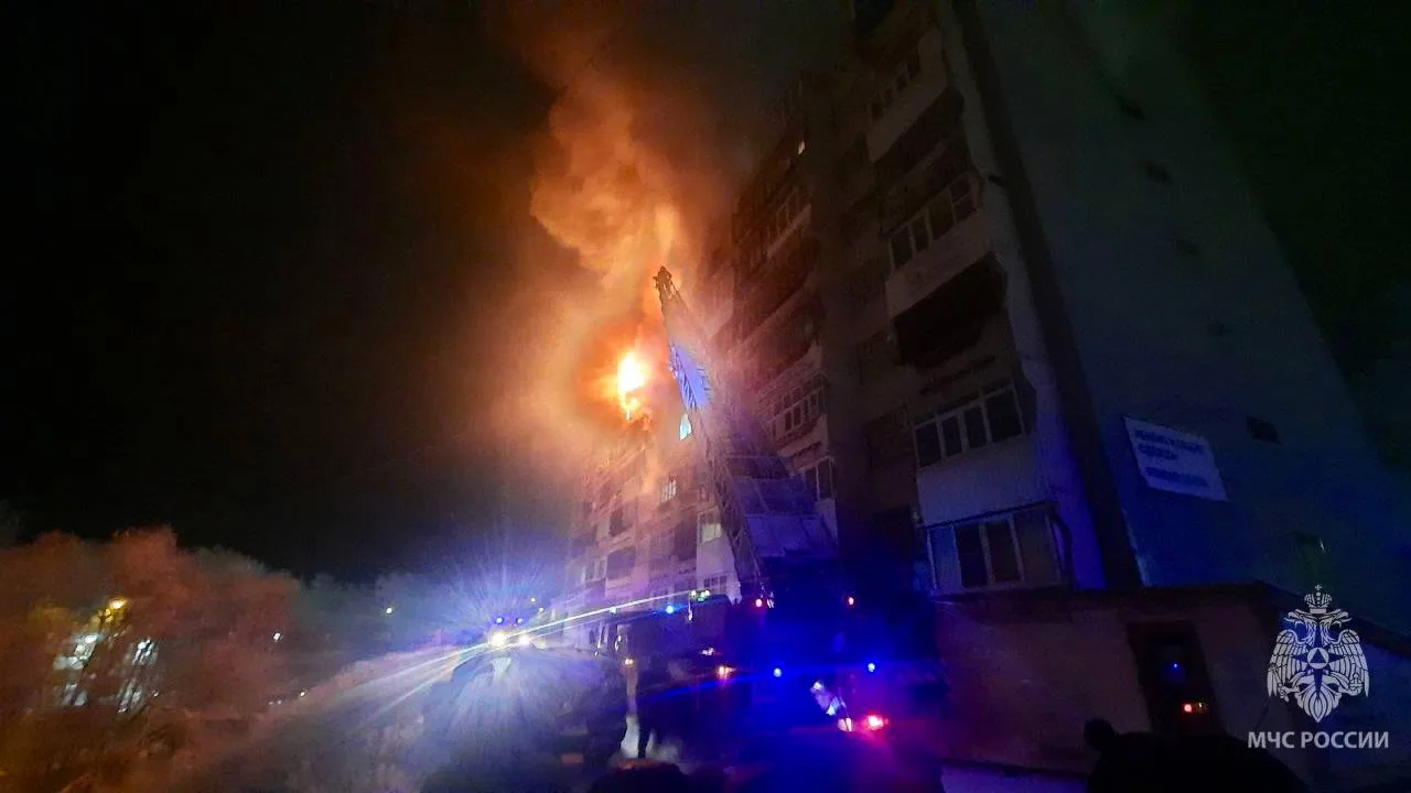Пожарные спасли людей из объятой пламенем многоэтажки в Сыктывкаре