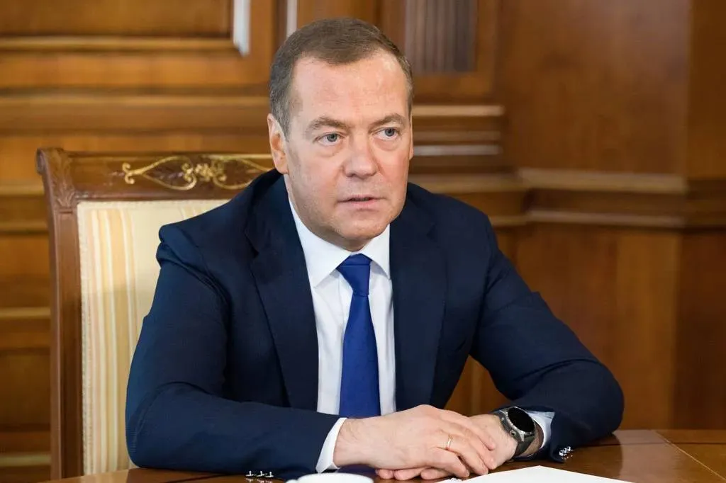 Медведев не исключил внесение точечных изменений в Конституцию России