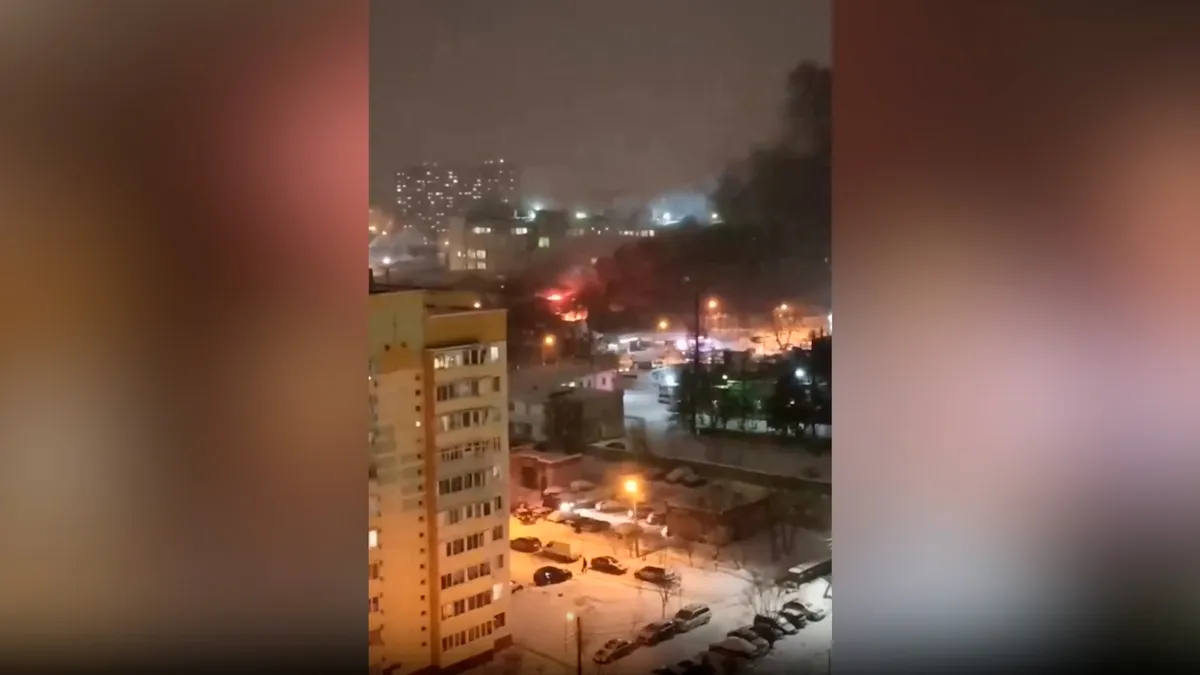 Склад горит на территории фабрики в Подмосковье на площади 2,8 тысячи квадратов