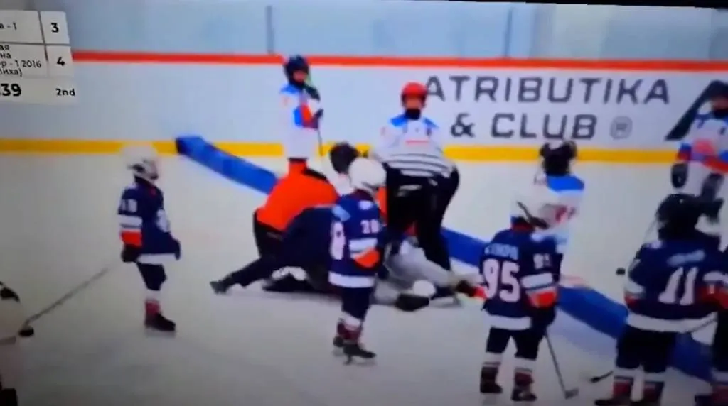 Тренеры детских хоккейных команд устроили жестокую драку прямо во время матча