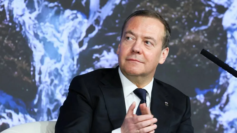 Медведев выложил пост благодарности Евросоюзу за нежданную помощь экономике РФ