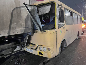 Автобус и грузовик столкнулись в жёстком ДТП в Саратове, много пострадавших