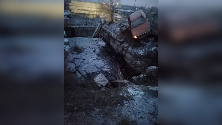 Кадр с места происшествия, где две женщины упали в яму с мазутом. Обложка © VK / Госкомитет Республики Башкортостан по ЧС