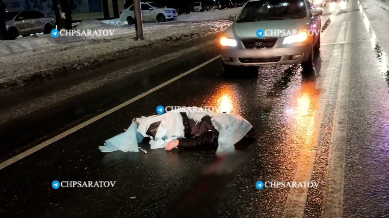 Один человек умер на месте: Пожилой водитель сбил двух пешеходов в Саратове и скрылся