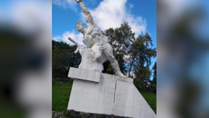 На Украине разгорелся громкий скандал из-за отказа сносить советские памятники