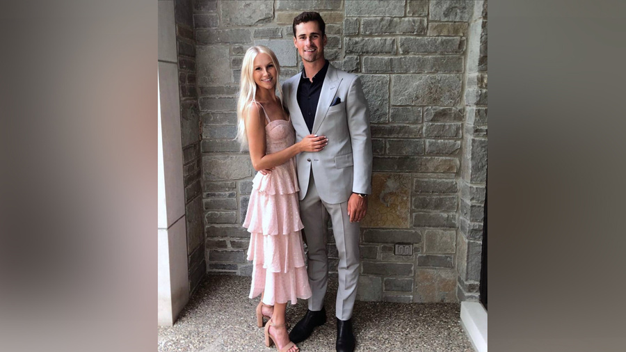 Капитан клуба НХЛ "Детройт" Дилан Ларкин и его жена Кензи Вулф. Обложка © Instagram (соцсеть запрещена в РФ; принадлежит корпорации Meta, которая признана в РФ экстремистской) / dylanlarkin71 