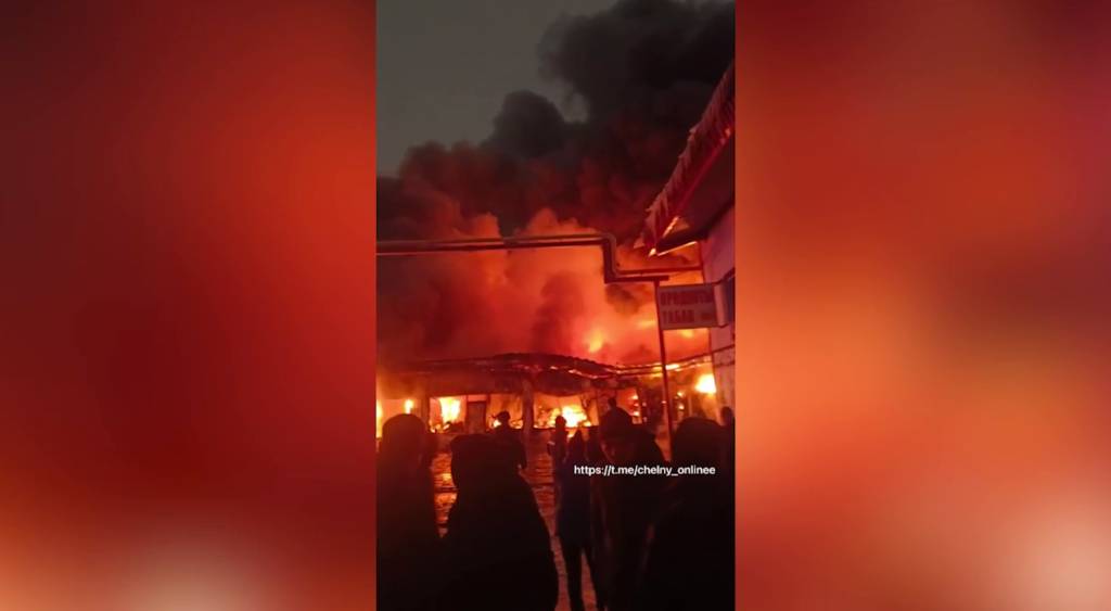 Мощный пожар охватил несколько павильонов на рынке в Татарстане