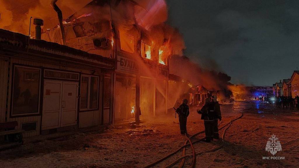 Площадь мощного пожара на рынке в Татарстане выросла почти до 7 тысяч квадратов