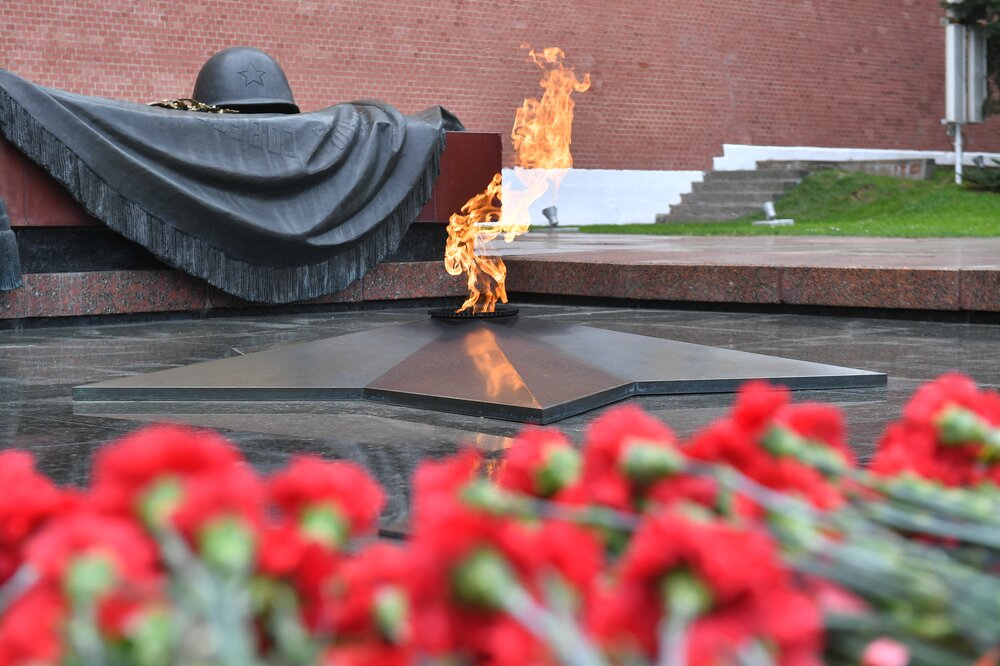 Вечный огонь в Александровском саду у могилы неизвестного солдата. Фото © Агентство "Москва" / Сергей Киселев