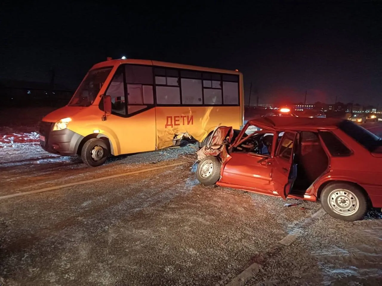 В Туве ВАЗ врезался в школьный автобус, пострадали девять человек