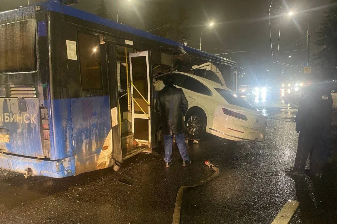 Легковушка на полной скорости протаранила автобус в Рыбинске, пострадали четверо