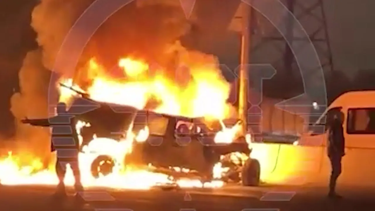 Появилось видео с полыхающим на МКАД авто, где заживо сгорели два человека