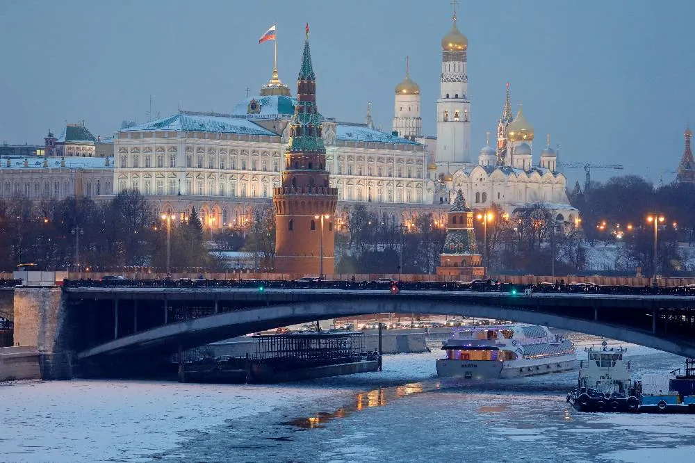 Женщина упала в ледяную Москву-реку с Большого Каменного моста