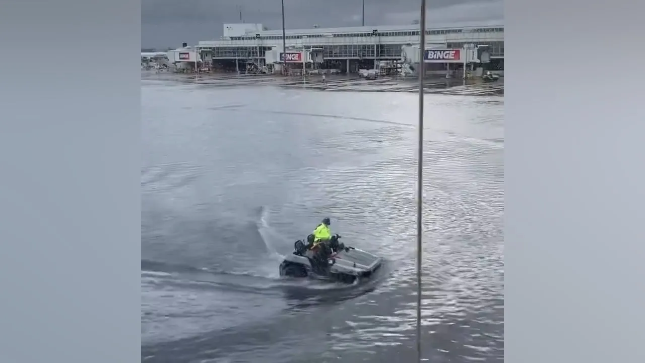 Последствия мощного урагана, затопившего аэропорт в Сиднее, попали на видео