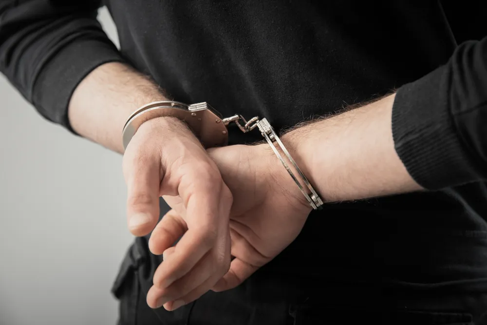 На Урале полицейского арестовали за секс с 13-летней девочкой, в поисках которой он участвовал