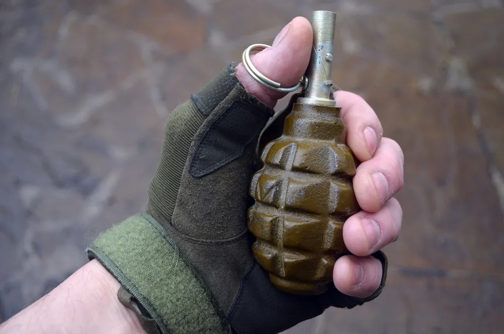 Участковый голыми руками обезоружил мужчину с гранатой в Белгородской области