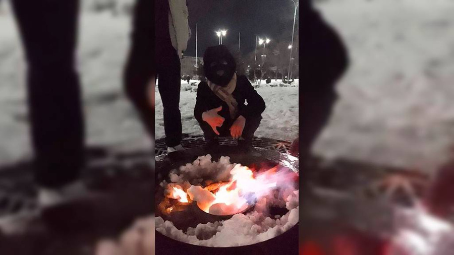 В Саратове подростки забросали Вечный огонь снегом. Обложка © Telegram / "Жесть Саратов"