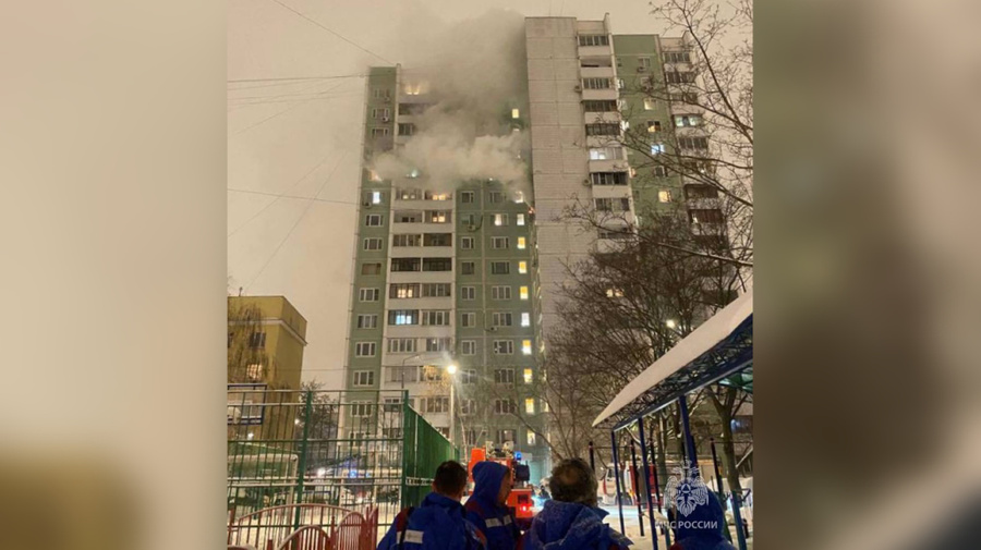 Пожар в жилом доме на Библиотечной улице в центре Москвы. Обложка © Telegram / МЧС России