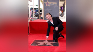 Не смог сдержать слёз: Маколей Калкин получил звезду на "Аллее славы" в Голливуде
