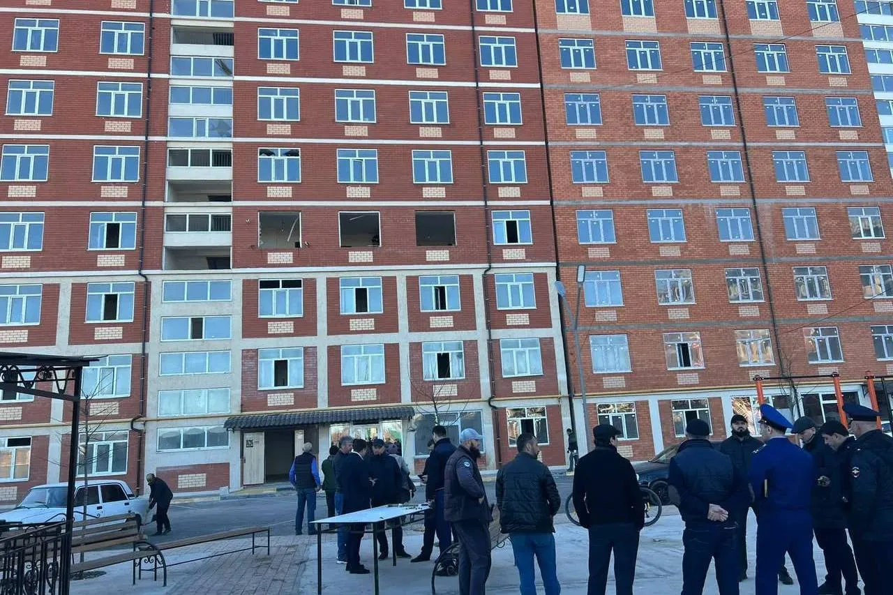 Взрыв газа вынес окна и двери в многоэтажке в Дагестане, есть пострадавшие