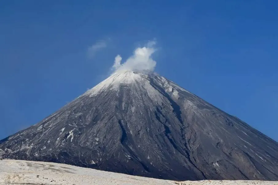 Камчатский вулкан Ключевской дважды выбросил пепел на высоту до 6,5 км