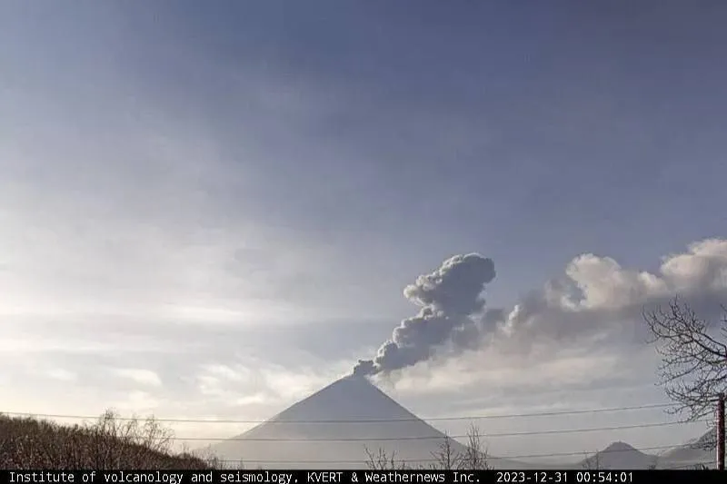 Камчатский вулкан Ключевской выбросил пепел третий раз за сутки