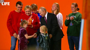 Путин на выставке-форуме "Россия" вручил премию "Волонтёр года"