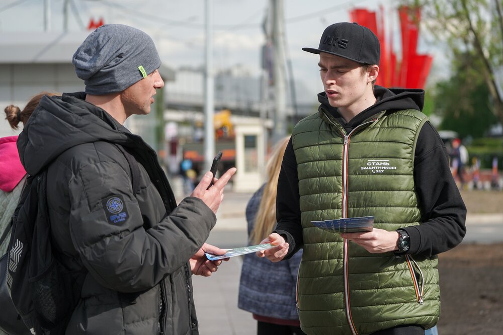 Работа волонтёров единого пункта отбора на военную службу по контракту около станции метро "Печатники". Фото © Агентство "Москва" / Пелагия Тихонова 