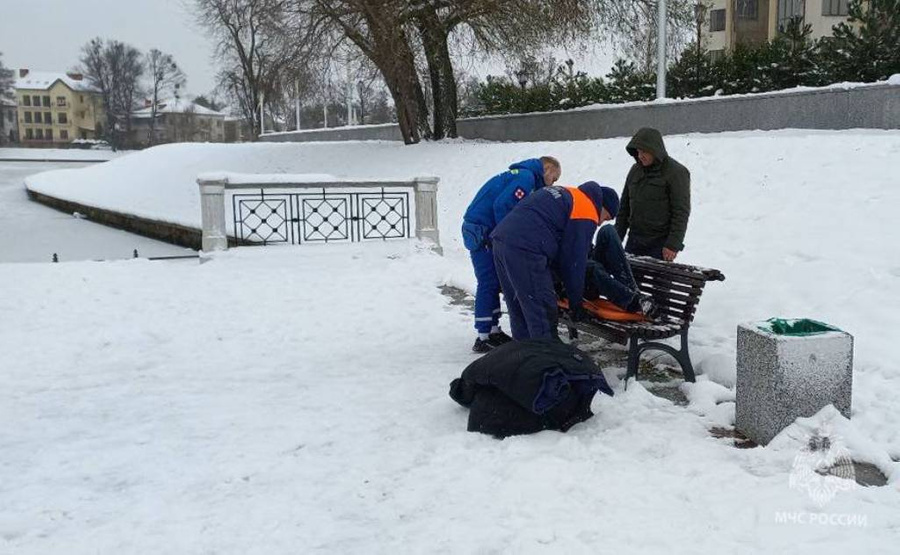 В Калининграде сотрудники МЧС спасли решившего перейти озеро пьяного мужчину. Фото © Telegram / МЧС России