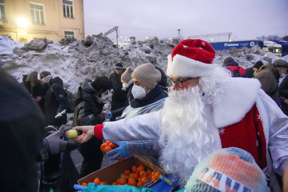 Новогоднее поздравление для бездомных у Ярославского вокзала от волонтёров фонда "Доктор Лиза".  Фото © Агентство "Москва" / Александр Авилов 