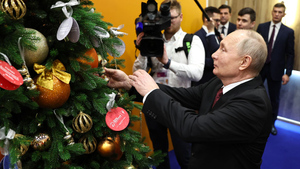 Путин принял участие в благотворительной акции "Ёлка желаний"
