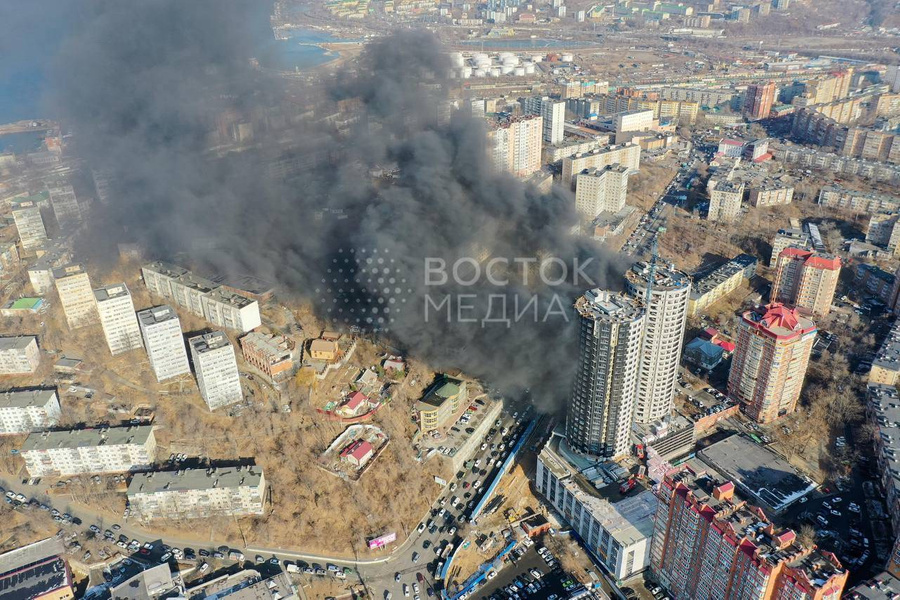 Пожар охватил стройку башен элитного ЖК "Атлантикс Сити" во Владивостоке. Обложка © t.me / "Восток-медиа"