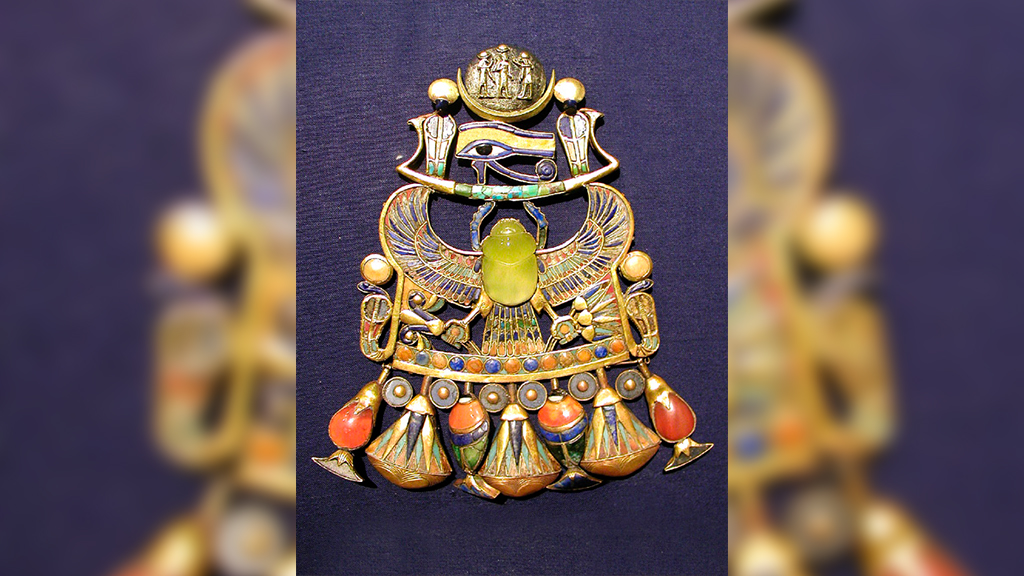 Медальон Тутанхамона, украшенный ливийским стеклом. Фото © Wikipedia / Jon Bodsworth