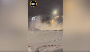 Два парня сожгли стопы из-за прорыва трубы на улице в Петербурге