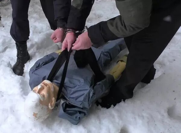 Незнамов показывает, как душил колготками одну из жертв. Фото © СУ СК по Свердловской области
