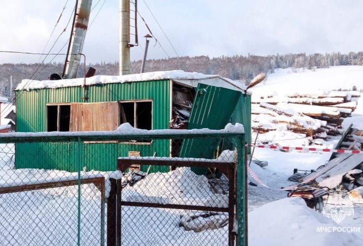 Повреждённая котельная школы в Башкирии. Обложка © T.me / МЧС Башкортостан