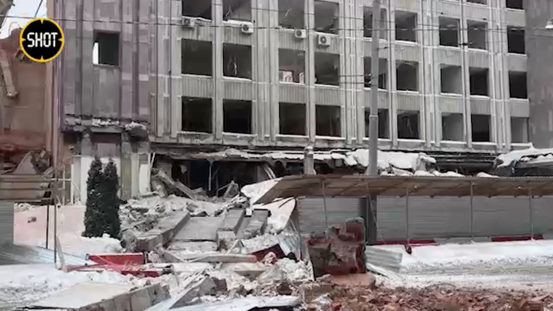 Камеры сняли падение стены на оживлённую дорогу при сносе здания университета в Москве