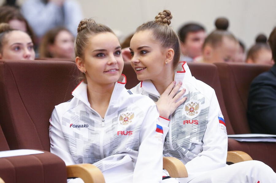 Сёстры-гимнастки Дина (слева) и Арина Аверины сейчас всё чаще появляются в различных шоу. Фото © Агентство "Москва" / Сергей Ведяшкин