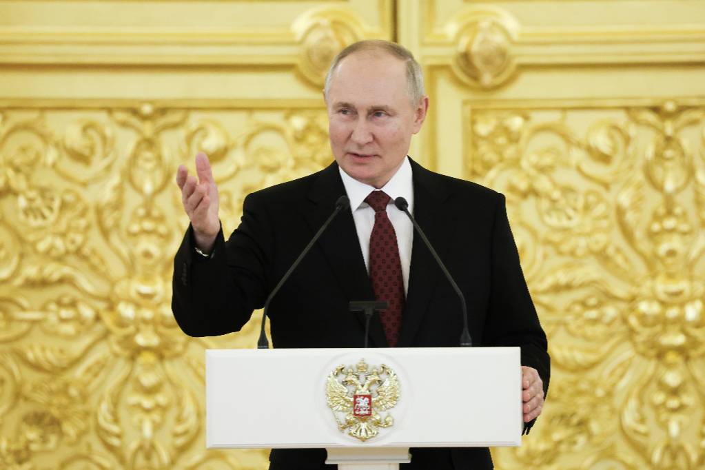 Путин наградил медалью ордена "Родительская слава" многодетную семью из Уфы