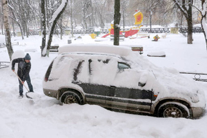 Врач предупредил, что за интенсивную уборку авто от снега сердечко спасибо не скажет