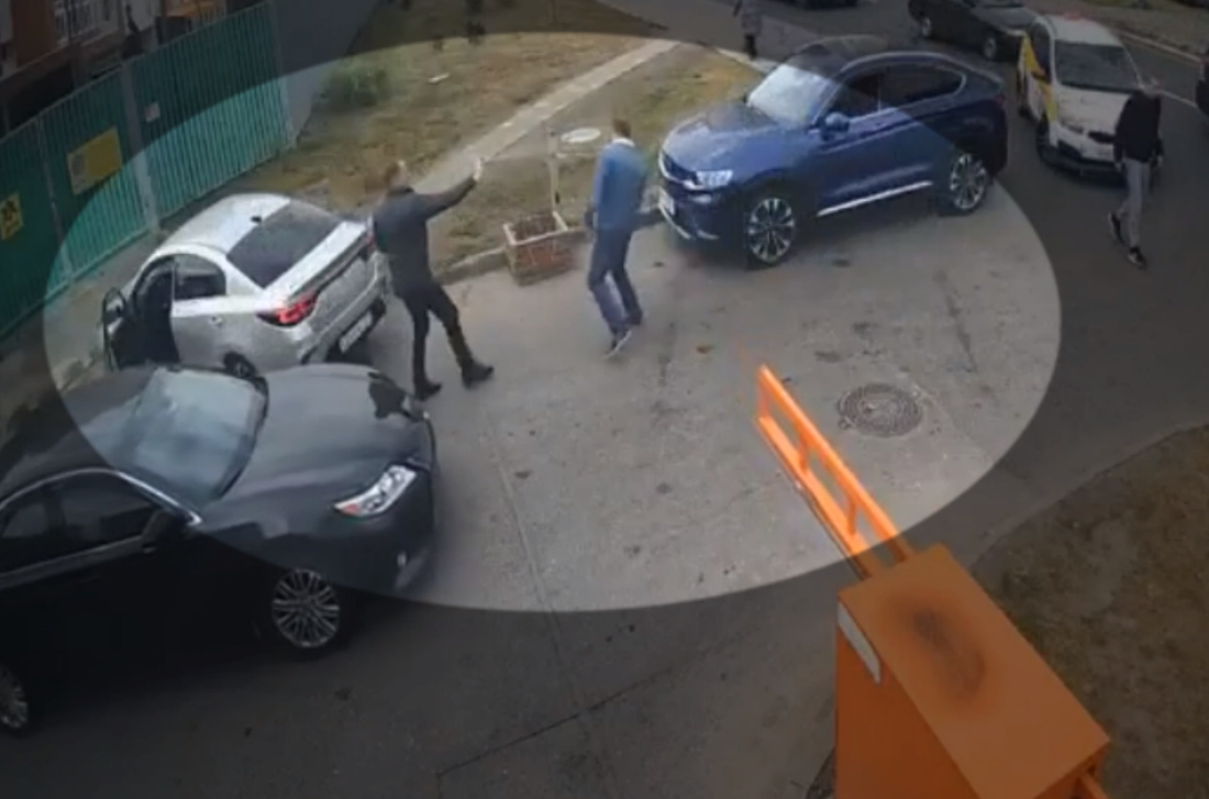 Вооружённые топором и битой москвичи устроили эпичную дуэль на дороге и попали на видео