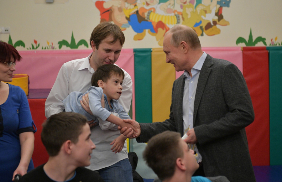 Президент Владимир Путин во время посещения детского хосписа. Фото © Kremlin.ru
