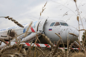 Пилотов "Уральских авиалиний" попросили уволиться после посадки в поле, но те не спешат