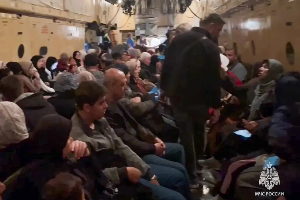 Спецборт МЧС с 68 эвакуированными из сектора Газа россиянами прибыл в Домодедово