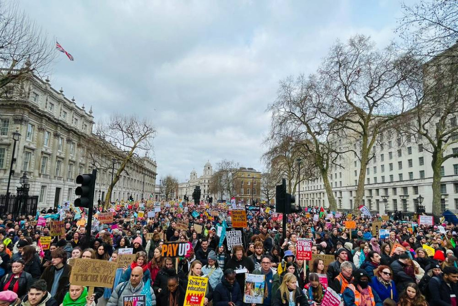 В Великобритании начались массовые протесты. Фото © Twitter / eiecampaign