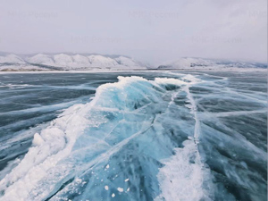 На льду Байкала из-за резкого перепада температур образовалась огромная трещина