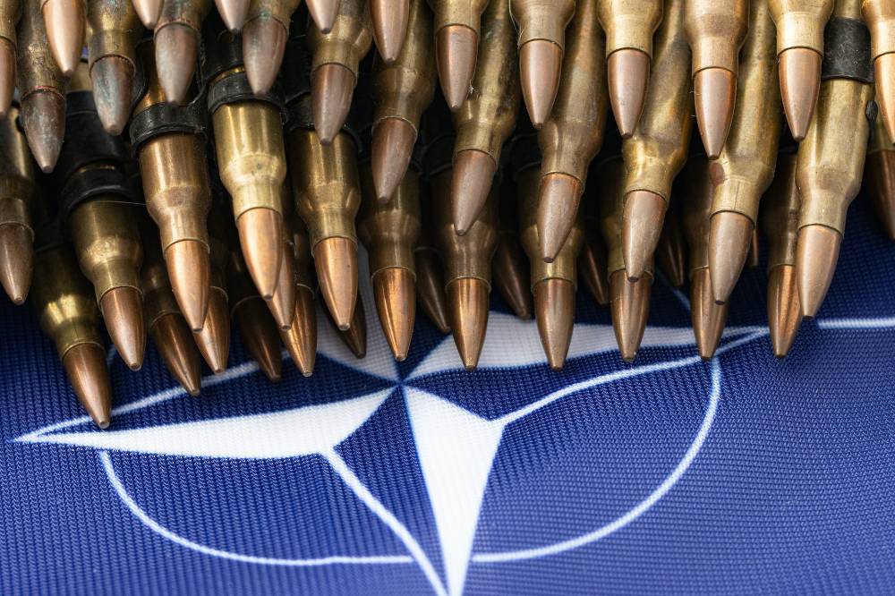 Столтенберг сообщил, что у стран НАТО иссякли запасы артснарядов для поставок Украине