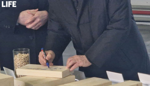 "Всё удивительно по-хозяйски": Путин оставил автограф на планкене лесопильного завода под Архангельском