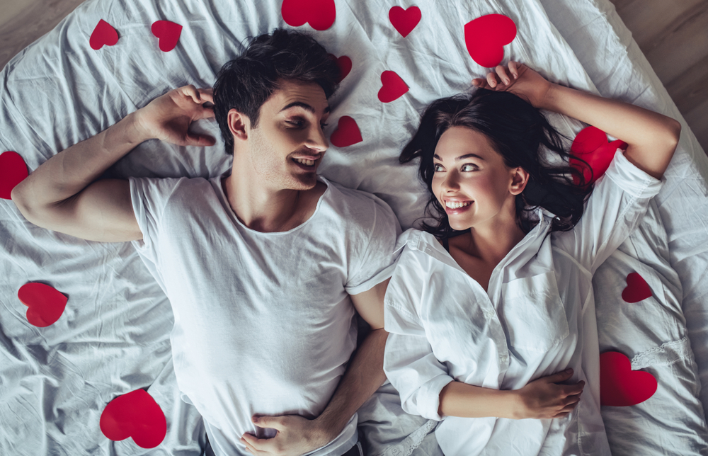 Утром 14 февраля разбудите друг друга поцелуями и отправьтесь в душ — там можно заняться сексом прямо под струями воды. Фото © Shutterstock